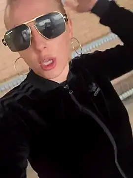 EmiliaCatalina – webcam model profile photo Image 4