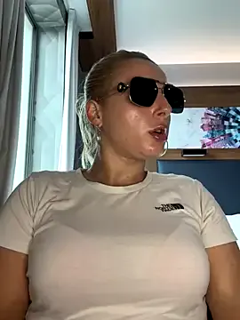 EmiliaCatalina – webcam model profile photo Image 6