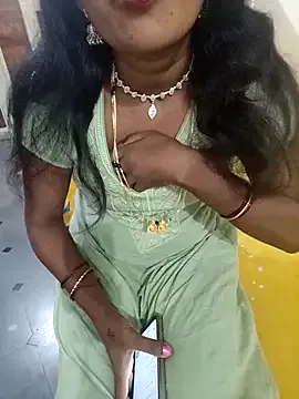 4U143 – webcam model profile photo Image 15