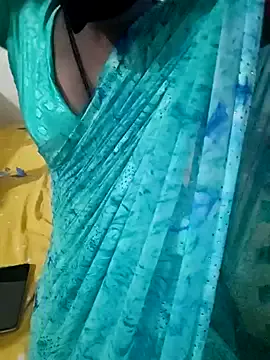 4U143 – webcam model profile photo Image 4