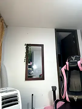 AllaTousNew – webcam model profile photo Image 3