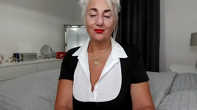 Evelinia – webcam model profile photo Image 3