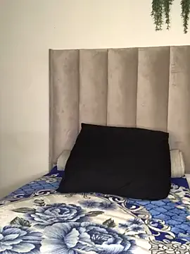 Alina_Vibe_Me – webcam model profile photo Image 4