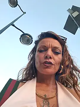 hotmilfbitch – webcam model profile photo Image 14