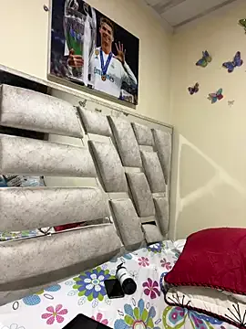 Samira-Summer – webcam model profile photo Image 4