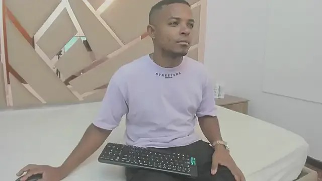 approche_toi_petite – webcam model profile photo Image 16