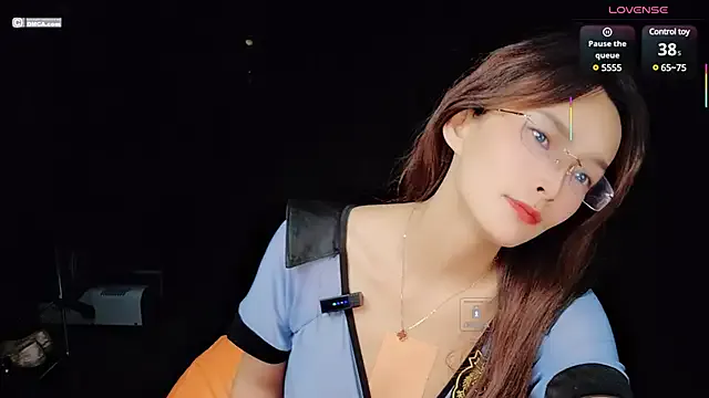 Miamix2 – webcam model profile photo Image 2